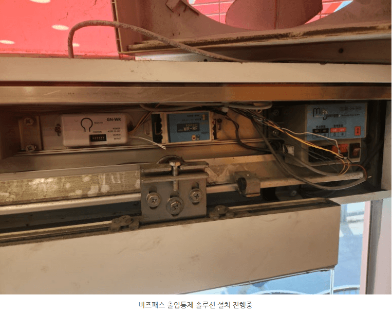 자동문 기계부의 설치 부분
