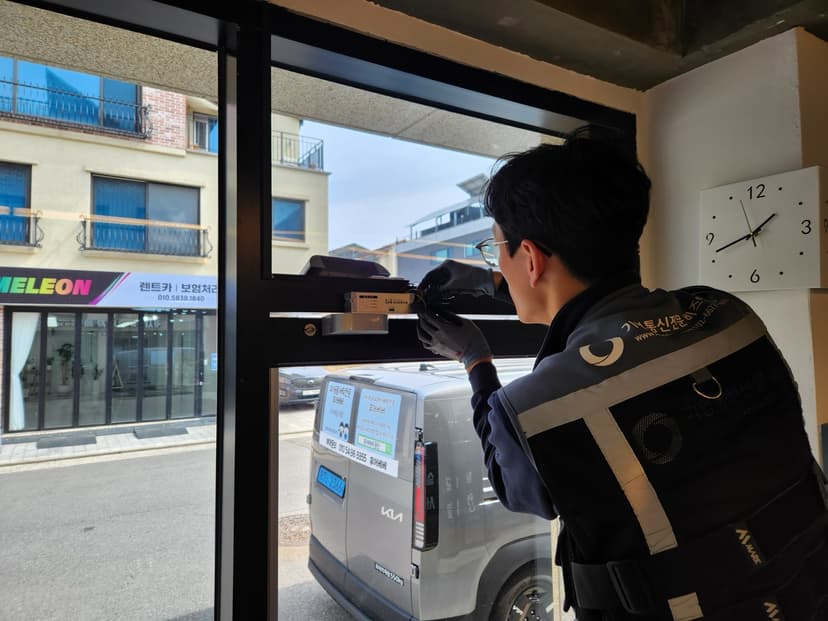 기존 출입문 문틀에 비즈패스 컨트롤러와 잠금장치를 연결하는 실제 설치 현장