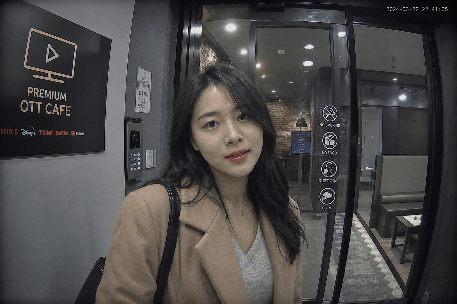 출입 게이트 카메라 — 본인인증을 마친 20대 고객 통과