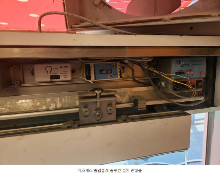 자동문 기계부의 설치 부분